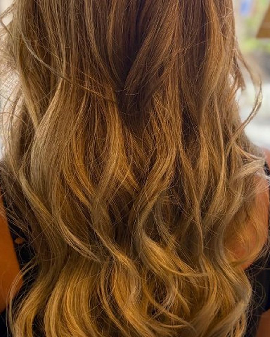 Melena rubia con mechas balayage y ondas naturales