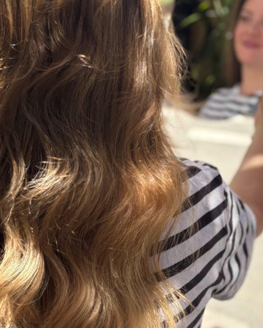 Balayage en tonos miel sobre base castaña, trabajo real del salón