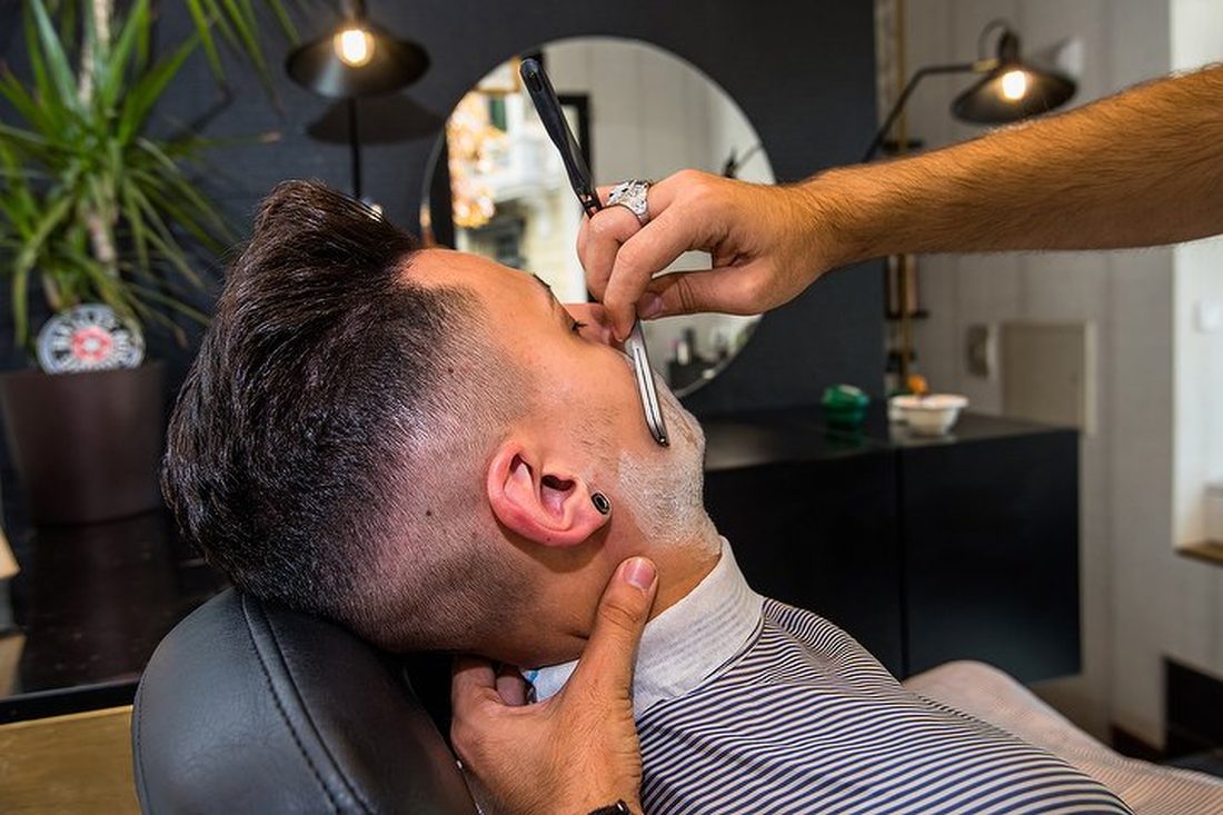 Arreglo de barba en la zona de barbería