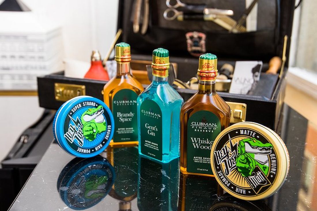 Productos de barbería sobre la encimera