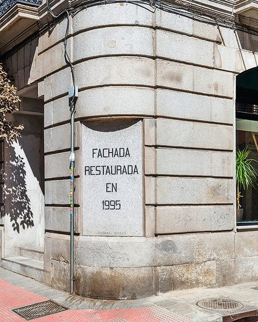 Fachada de piedra en la esquina de Zorrilla con Marqués de Cubas